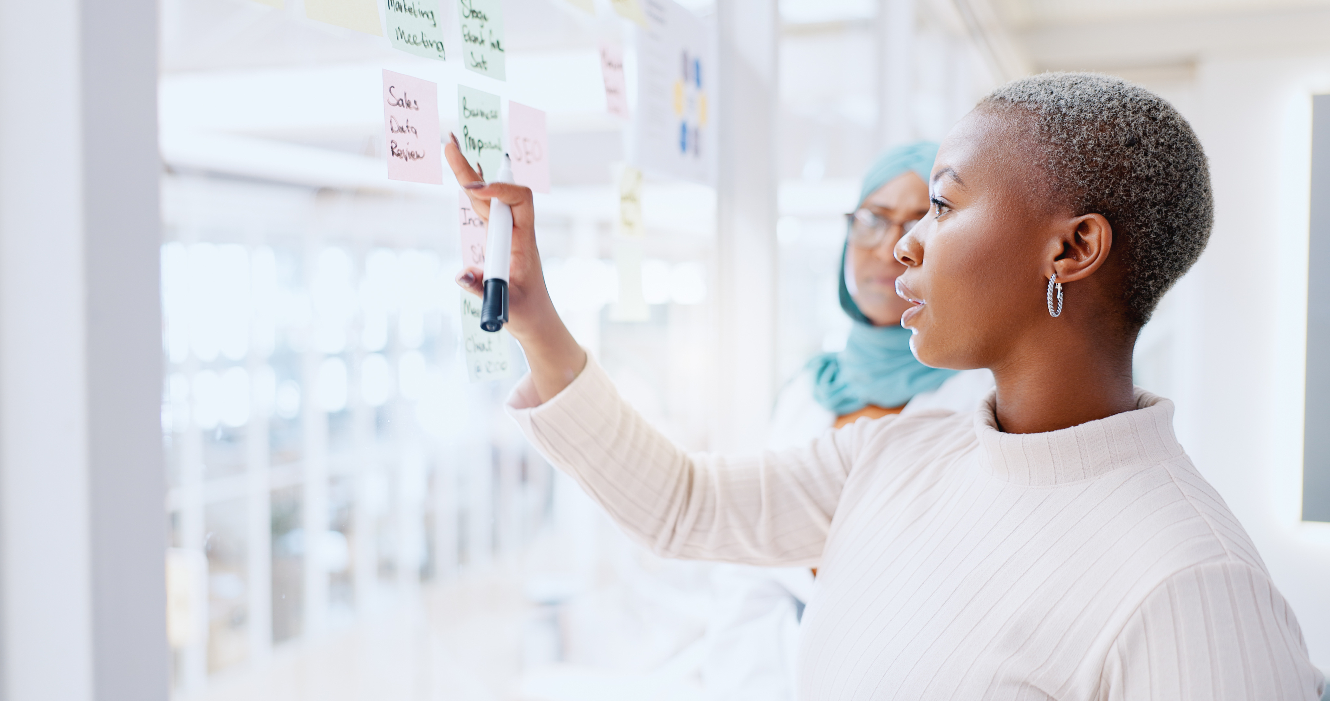 Pessoa escrevendo sobre o tema liderança